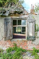 alte Fensterläden mit durchsichtigen