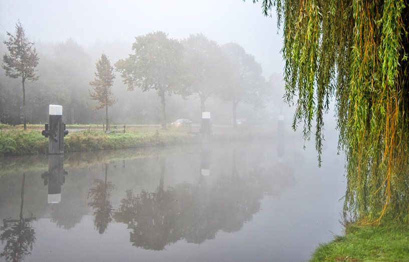 De vliet  in mist gehuld van Michel Groen