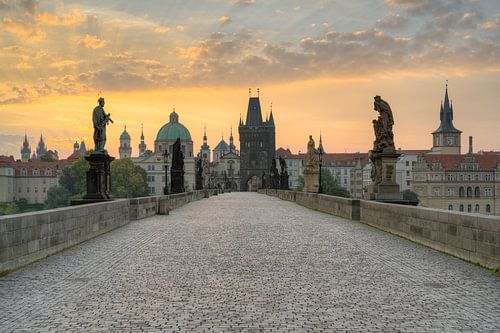 Op de Karelsbrug in Praag van Michael Valjak