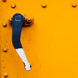 Levier d'un vieux train, en noir et blanc sur métal jaune sur Jenco van Zalk