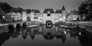 An evening at the Koppelpoort in Amersfoort in black and white