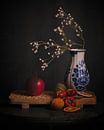 Delftsblauw vaasje met witte bloemetjes en droogfruit van Joey Hohage thumbnail