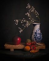 Delftsblauw vaasje met witte bloemetjes en droogfruit