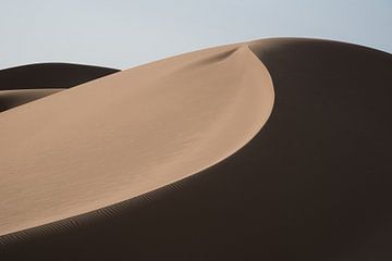 In de schaduw van een zandduin in de woestijn | Iran