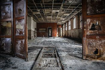 Verfallenes Gebäude mit schönen Holztüren