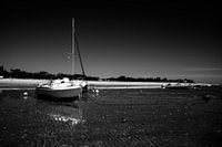 Boten op het strand in zwart wit