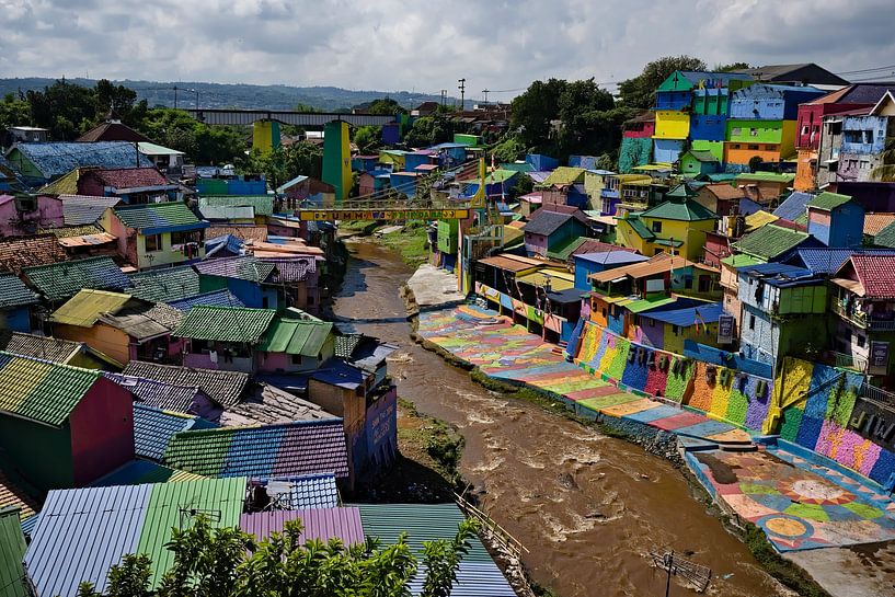 Een stedelijke regenboog aan de kust van Java van Frank Photos