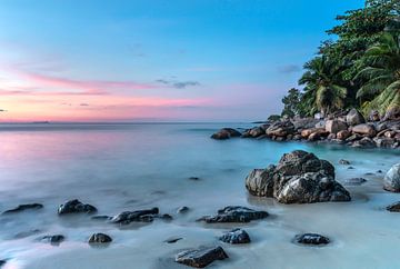 Sonnenuntergang am tropischen Strand der Seychellen von Krijn van der Giessen