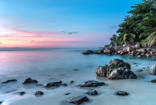 Zonsondergang op tropisch strand Seychellen