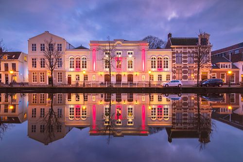 Leidse schouwburg in het blauwe uur