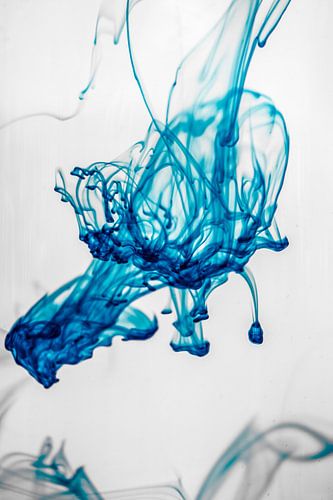 Gouttes bleues dans l'eau