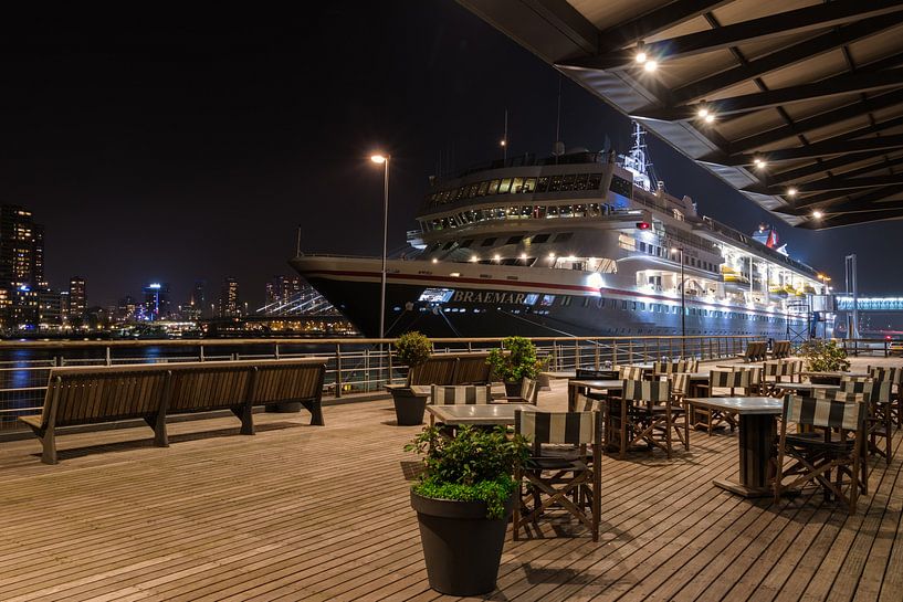  Kreuzfahrtterminal Rotterdam in der Nacht von Patrick Löbler