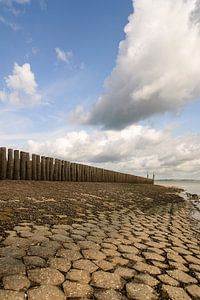 Strandhoofd met stapelwolken van Edwin van Amstel