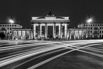 Urbanes Berlin bei Nacht - monochrom