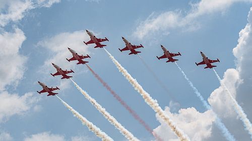 Die „Turkish Stars“ in Aktion bei der Flugshow in Bukarest.