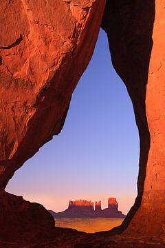 Zonsondergang Teardrop Arch, Monument Valley, USA van Henk Meijer Photography