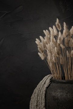 Landelijk stilleven met hazenstaart droogbloemen in kruik van Mayra Fotografie