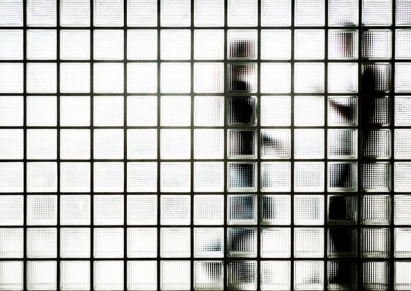 Homme et femme parlant derrière un mur de verre par René Glas