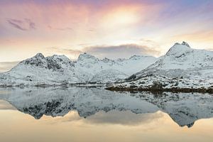 Coucher du soleil au-dessus d'un lac calme Husvagen dans le Lofoten en Norvège en hiver sur Sjoerd van der Wal Photographie