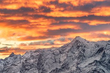 Zugspitze dans les montagnes de Wetterstein au lever du soleil avec un ciel dramatiquement lumineux.