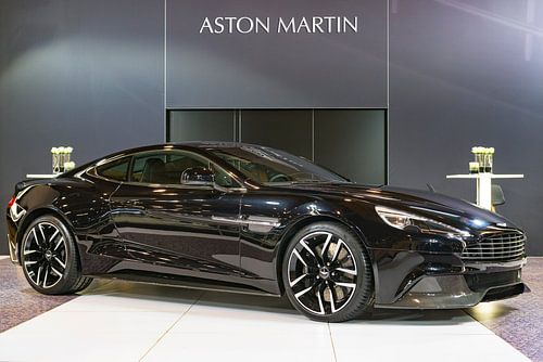 Vue avant de la voiture de sport Aston Martin Vanquish
