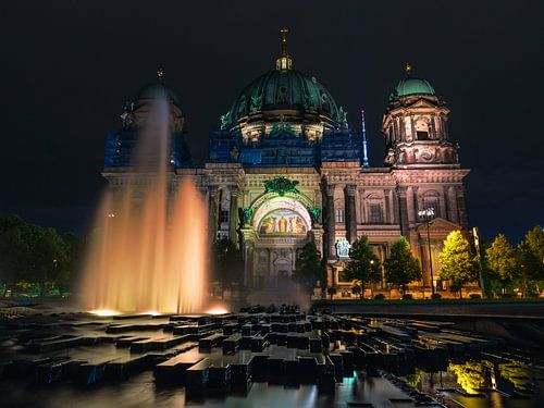 Berlijnse kathedraal bij nacht