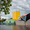 Musée Groninger de Groningue sous un ciel nuageux menaçant sur R Smallenbroek