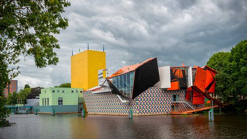 Groninger Museum Groningen onder een dreigende wolkenlucht