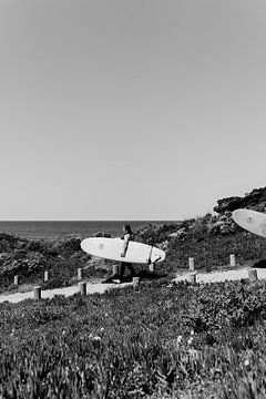 surfers op het strand | zwart/wit | portugal van Iris van Tricht