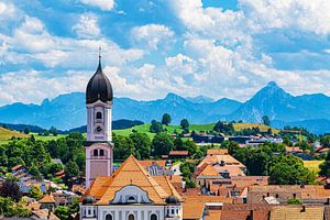 Blick auf Nesselwang mit der Pfarrkirche Sankt Andreas im Allgä