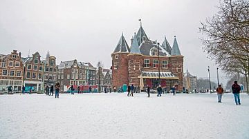 Besneeuwd Amsterdam met het Waaggebouw in de winter van Eye on You