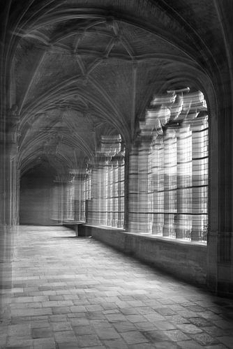 Verlaten kloostergang met bewuste camera beweging