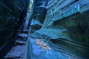 Chemin entre les rochers