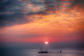 Schip bij zonsondergang von Brand van der Pol