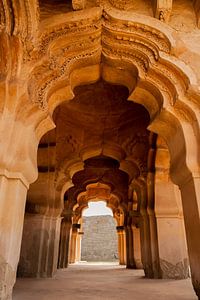 Hindu-Tempel mit Bögen in Hampi - Indien von Freya Broos