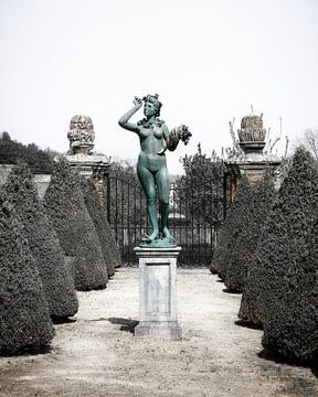Naakt vrouwenbeeld in een barokke tuin