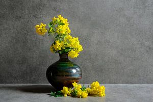 Stilleben mit gelben Blumen