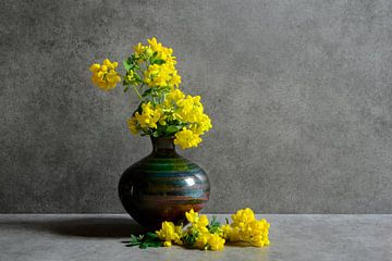 Stilleven met gele bloemen van Corinne Welp