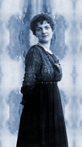 Vieille photo portrait d'une jeune femme en aquarelle cyanotype bleu