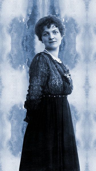Vieille photo portrait d&#039;une jeune femme en aquarelle cyanotype bleu par Dina Dankers