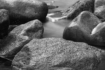 Felsen im Wasser von Cor Brugman