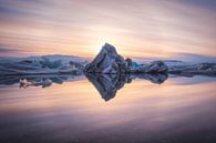 Jökulsarlon gletsjer lagune op IJsland van Jean Claude Castor thumbnail