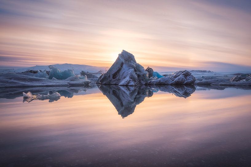 Jökulsarlon gletsjer lagune op IJsland van Jean Claude Castor