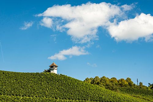 Wolken boven de toren in de wijngaard van Meersburg