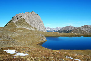 Kraft Tirols, wo alpine Weiten, Felsformationen und sanfte Bergwiesen eine kraftvolle, harmonische Landschaft formen.