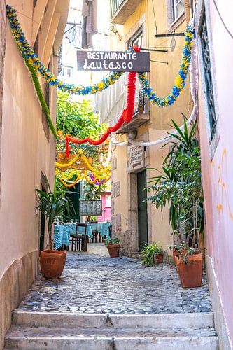 Ruelle accueillante avec restaurant à Lisbonne, Portugal