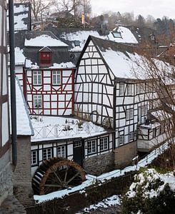Winter im historischen Dorf Monschau in der deutschen Eifel