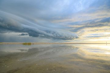 Zonsopgang op het strand van Texel met een naderende stormwolk van Sjoerd van der Wal Fotografie