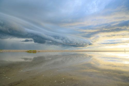 Zonsopgang op het strand van Texel met een naderende stormwolk