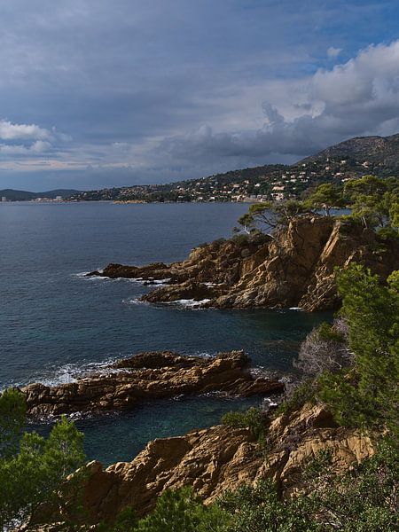 Rocky coast near Le Lavandou by Timon Schneider